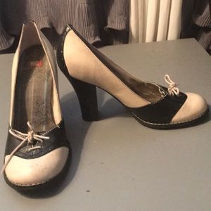 ‘BC Footwear’ spectator style, block heeled pumps.